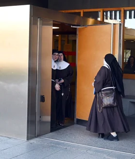 Imagen secundaria 2 - Las clarisas de Belorado y José Ceacero, saliendo de los juzgados de Burgos. En la foto inferior, sorprendidas ante la presencia de fotógrafos, Sor Sión y Sor Paz dudan si salir del edificio. 