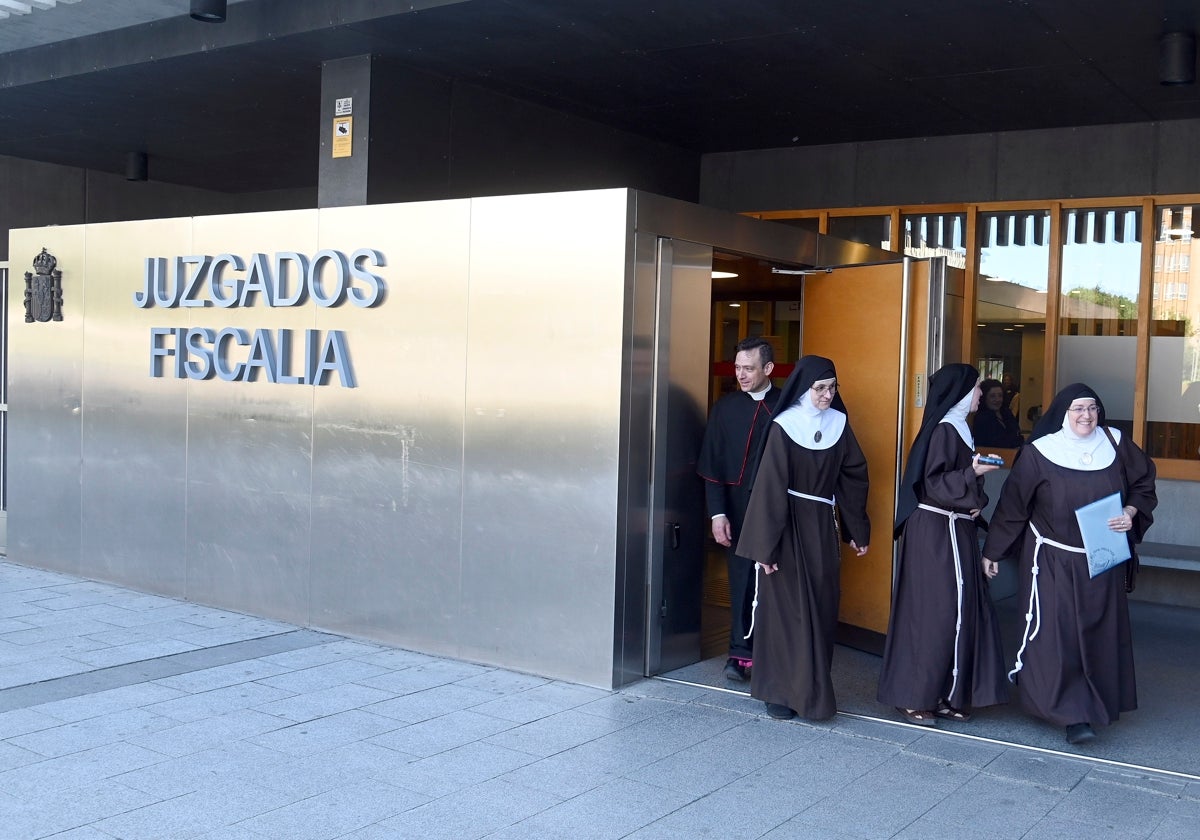 Las tres monjas y el cura coctelero, José Ceacero, a la salida de los juzgados