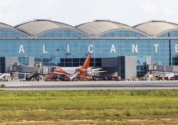 Un pasajero británico ebrio acaba detenido por intentar abrir la puerta del avión en pleno vuelo a Alicante