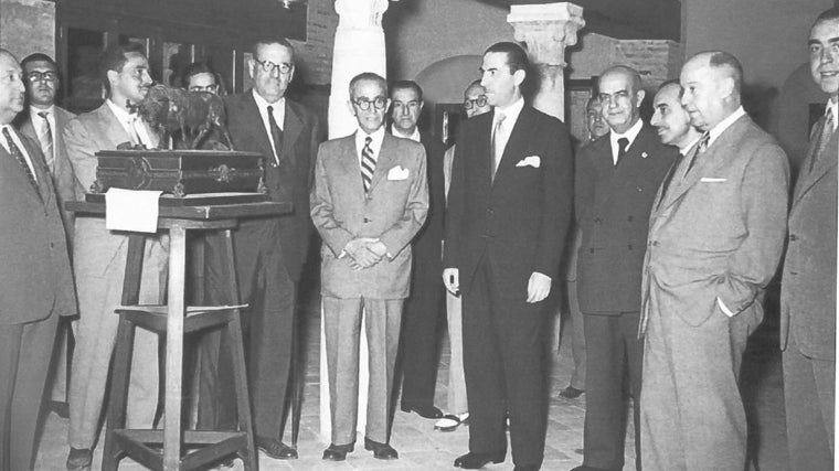 El alcalde, Antonio Cruz Conde, junto al III Califa del Toreo, Machaquito, en la inauguración, el 28 de mayo de 1954