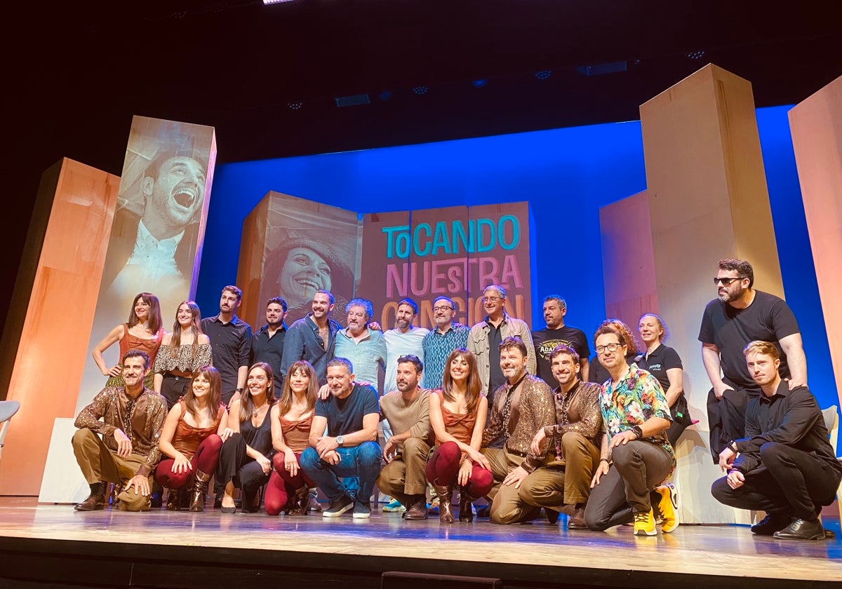 Antonio Banderas, junto al equipo de 'Tocando nuestra canción', este viernes en el Teatro del Soho Caixabank