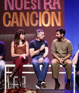 Imagen secundaria 2 - Dos de los números de la obras y Banderas, junto a María Adamuz y Miquel Fernández, durante la presentación