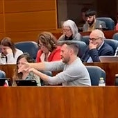 La Asamblea de Madrid abre expediente sancionador al diputado de Más Madrid que simuló disparar a Ayuso