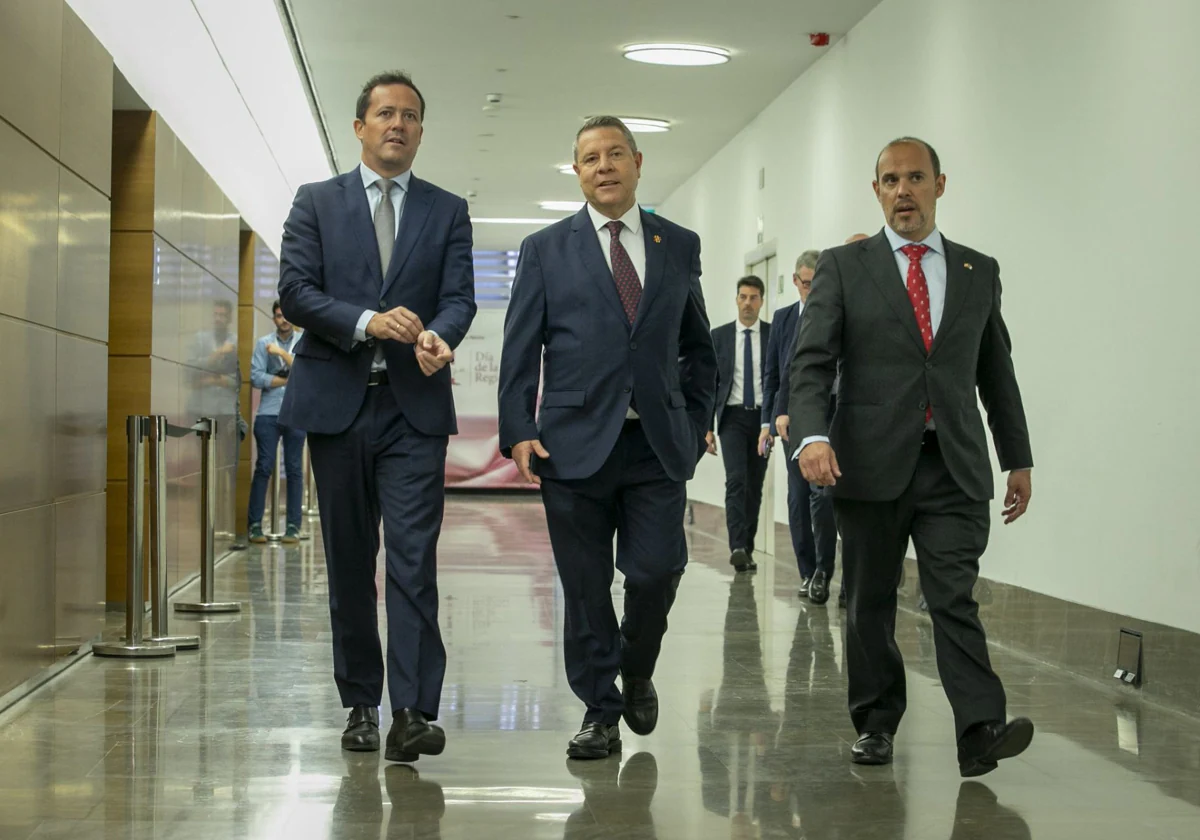 Page, este viernes, entre el alcalde de Toledo, Carlos Velázquez, y el presidente de las Cortes de Castilla-La Mancha, Pablo Bellido