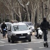 Un usuario de patinete, circulando por Madrid