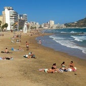 Calpe prohíbe fumar en las playas del Arenal-Bol, la Fossa y Cantal Roig