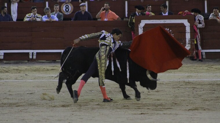 Roca Rey, en un profundo pase de pecho al segundo, Revistero, del que paseó las dos orejas