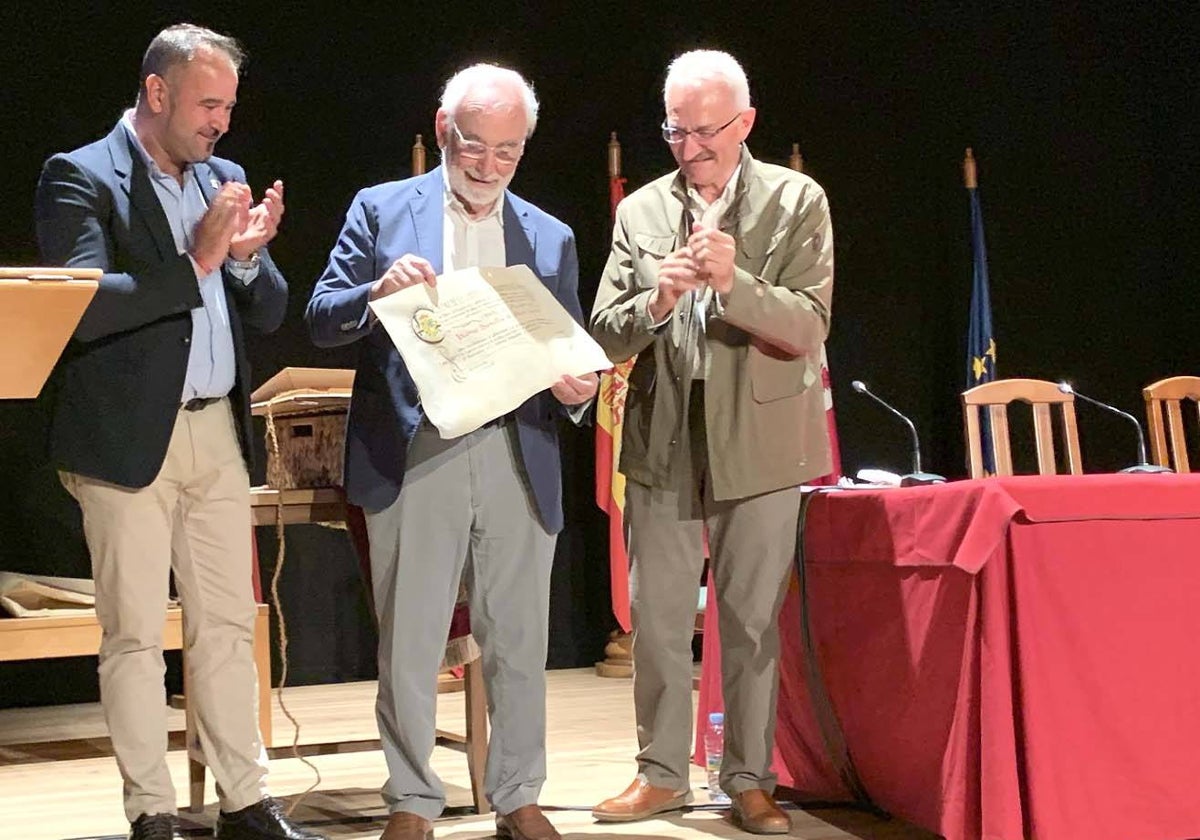 . El escritor Juan Pablo Aparicio recibe el Premio Semilla de Oro con motivo de las jornadas culturales 'Letras en la Panera'