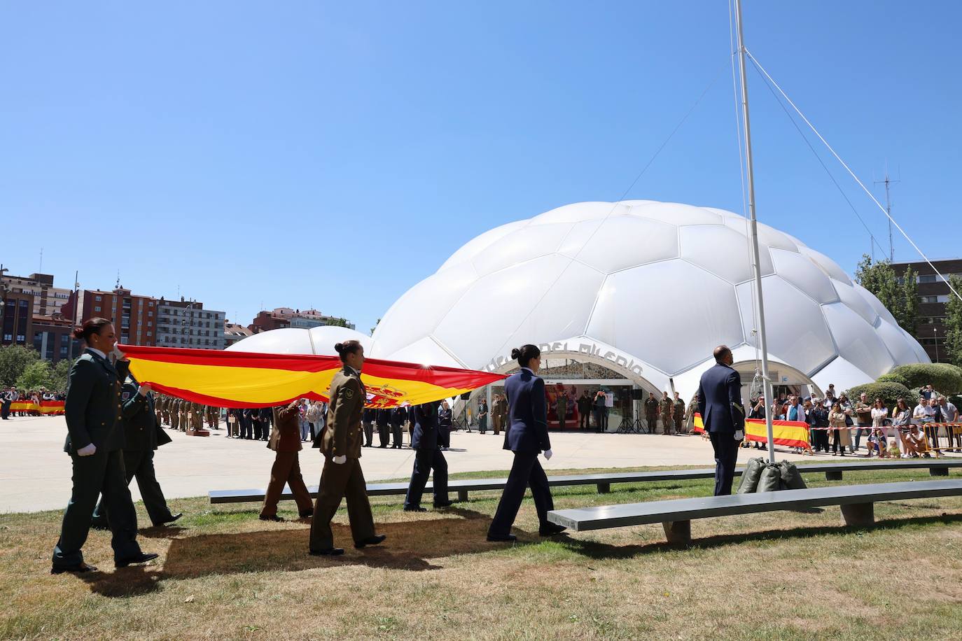 Valladolid rinde homenaje a la Bandera en la celebración del Día de las Fuerzas Armadas