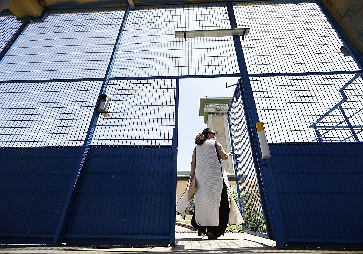 Una mujer entra al centro penitenciario de Alcolea (Córdoba)