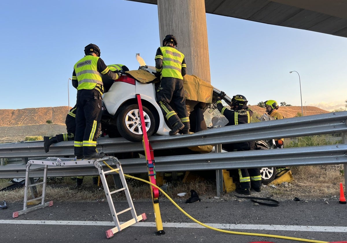 Los bomberos, en las tareas de excarcelación del conductor