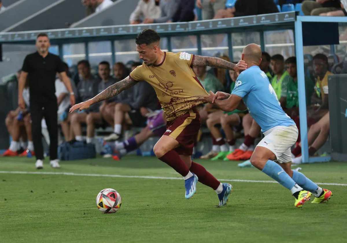 Iván Rodríguez conduce el balón durante un partido del Córdoba como visitante