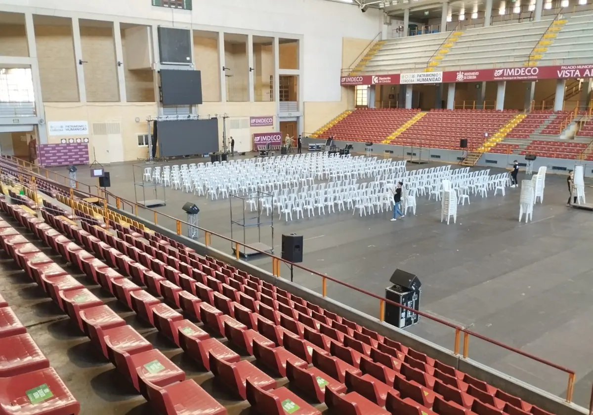 Los operarios de Vista Alegre preparan el pabellón para ver el partido del Córdoba