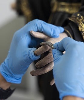 Imagen secundaria 2 - Obra embalada espera a ser trasladada a las sedes de la exposición. A la derecha, detalle de una intervención