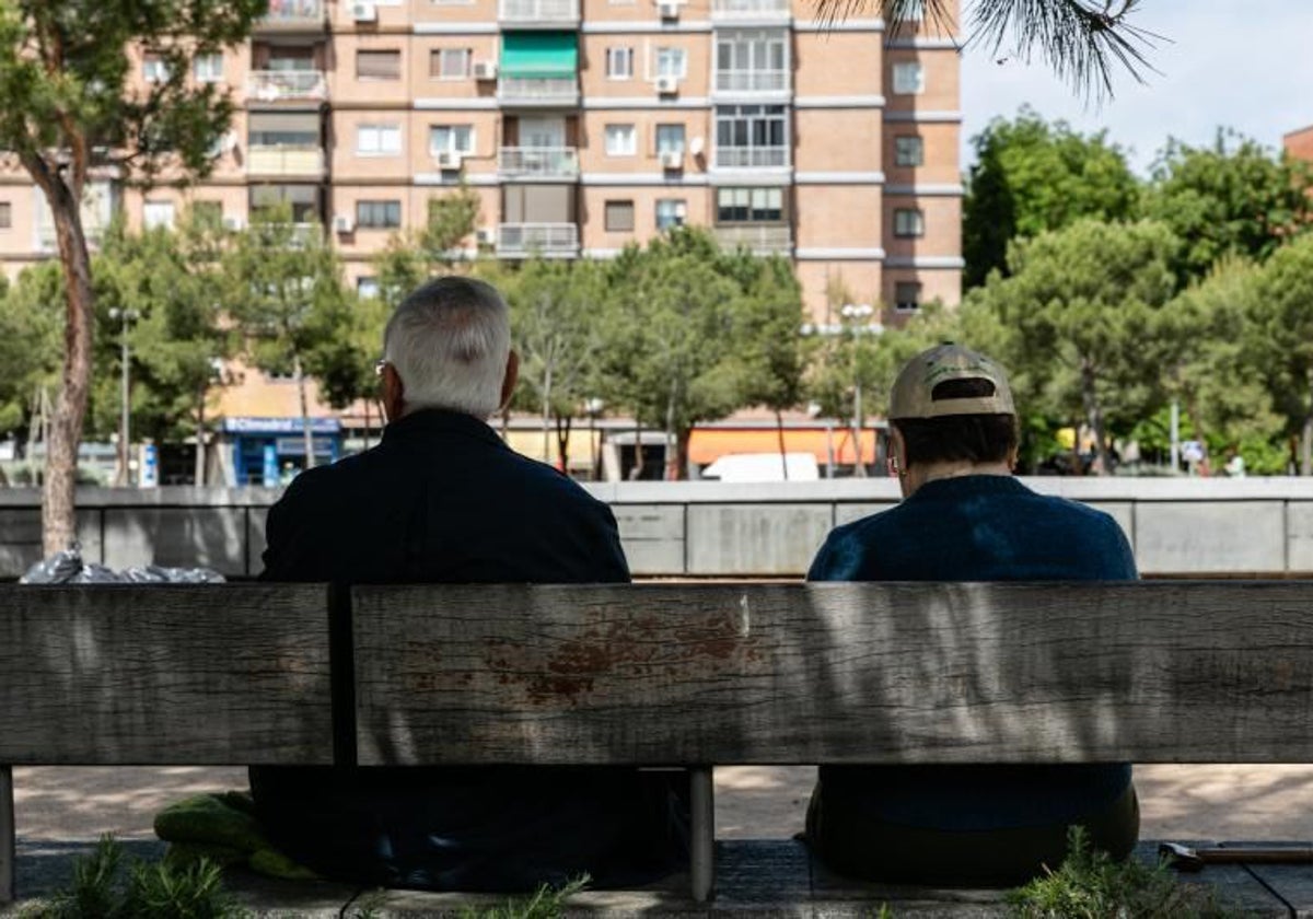 Dos personas jubiladas en un parque