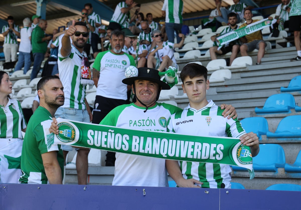 Dos aficionados con una banderola