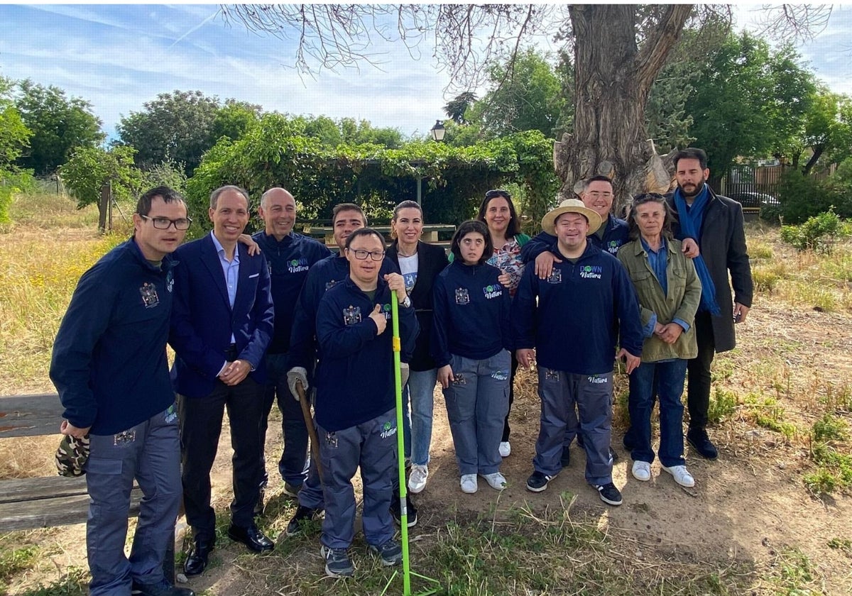 El diputado Daniel Arias, con los jóvenes que participan en este proyecto de ajardinamiento que se está realizando en la residencia social San José