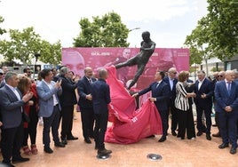 Albacete inaugura la escultura de Andrés Iniesta, que simboliza su gol en la final del Mundial