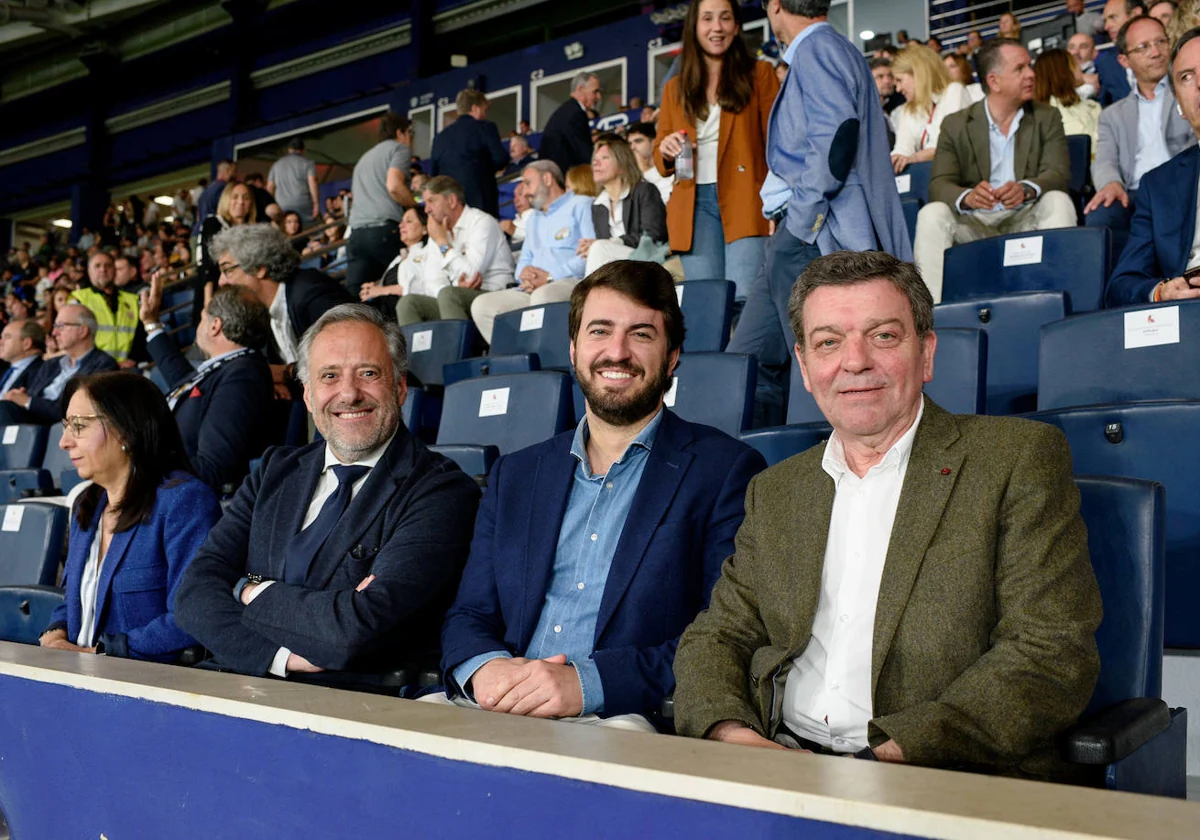 El vicepresidente de la Junta de Castilla y León, Juan García-Gallardo, junto al presidente de las Cortes Carlos Pollán y el consejero de Presidencia Luis Miguel González Gago, durante la final de la Copa del Rey de rugby entre el VRAC Quesos Entrepinares y el Recoletas Burgos Caja Rural