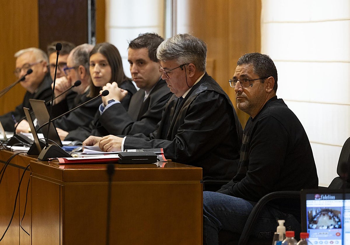 'El Chiqui',  acusado de asesinar a un vecino y a un guardia civil en Santovenia, durante la primera jornada del juicio en la Audiencia de Valladolid