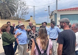 Mazón, con los agricultores 'desahuciados' por el Gobierno: «Sánchez apuesta por la desalación masiva a costa de destruir cultivos»