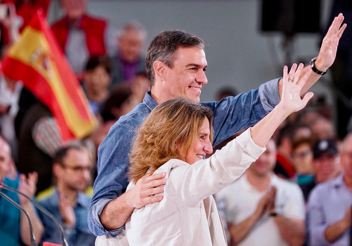 Pedro Sánchez y Teresa Ribera, durante un mitin de campaña