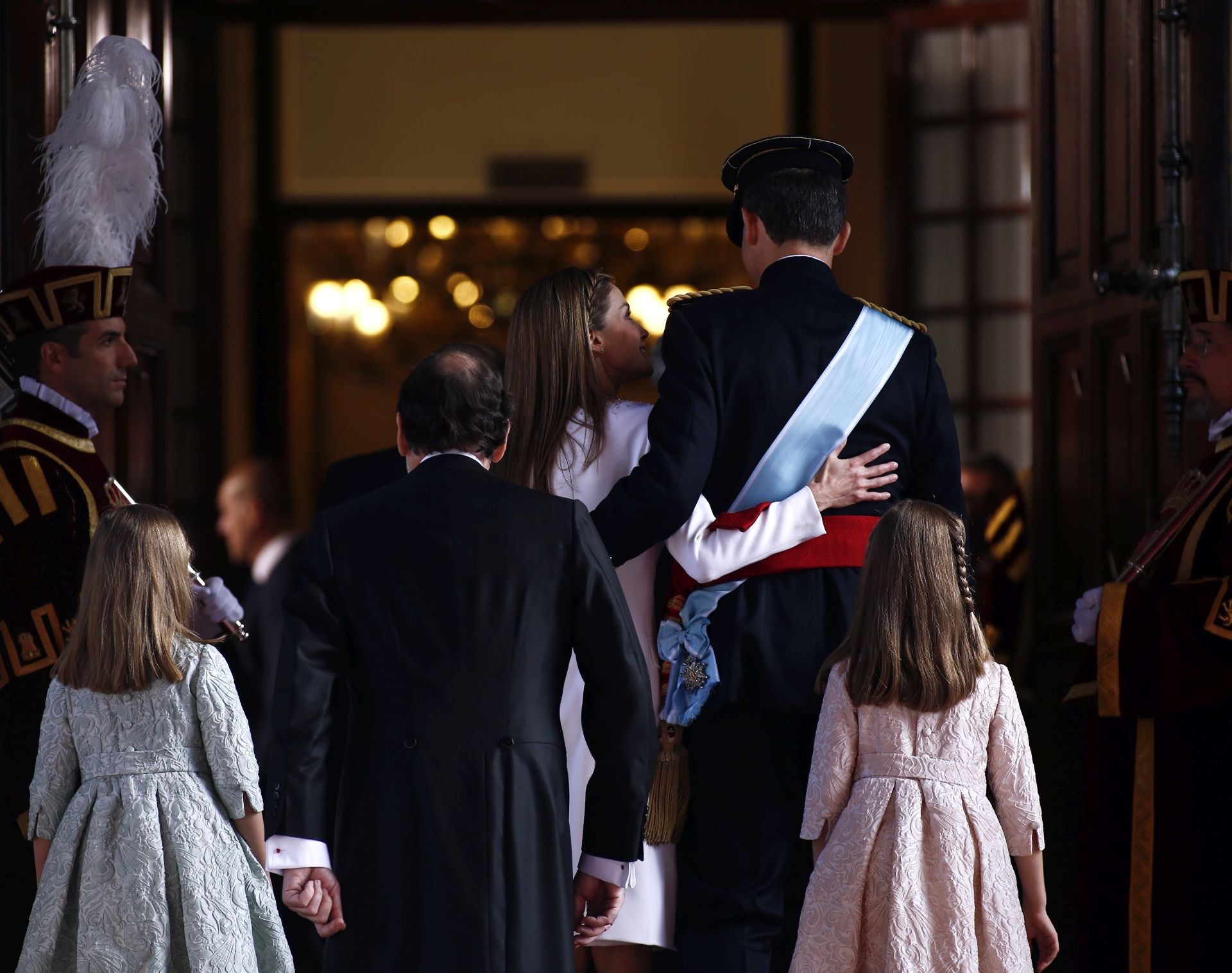 Don Felipe y Doña Letizia entraron al Congreso por la puerta principal y atravesaron la sala de Isabel II y el salón de los Pasos Perdidos. Recorriendo el Congreso de los Diputados, la Reina Letizia pasó el brazo por detrás del Rey como un acto de cariño. Don Felipe le devolvió la muestra de afecto y, durante unos instantes, caminaron abrazados. Detrás de los Reyes iban sus hijas, la Princesa Leonor y la Infanta Sofía. Los Reyes accedieron al hemiciclo por la puerta central, que sólo se abre para el Jefe de Estado.