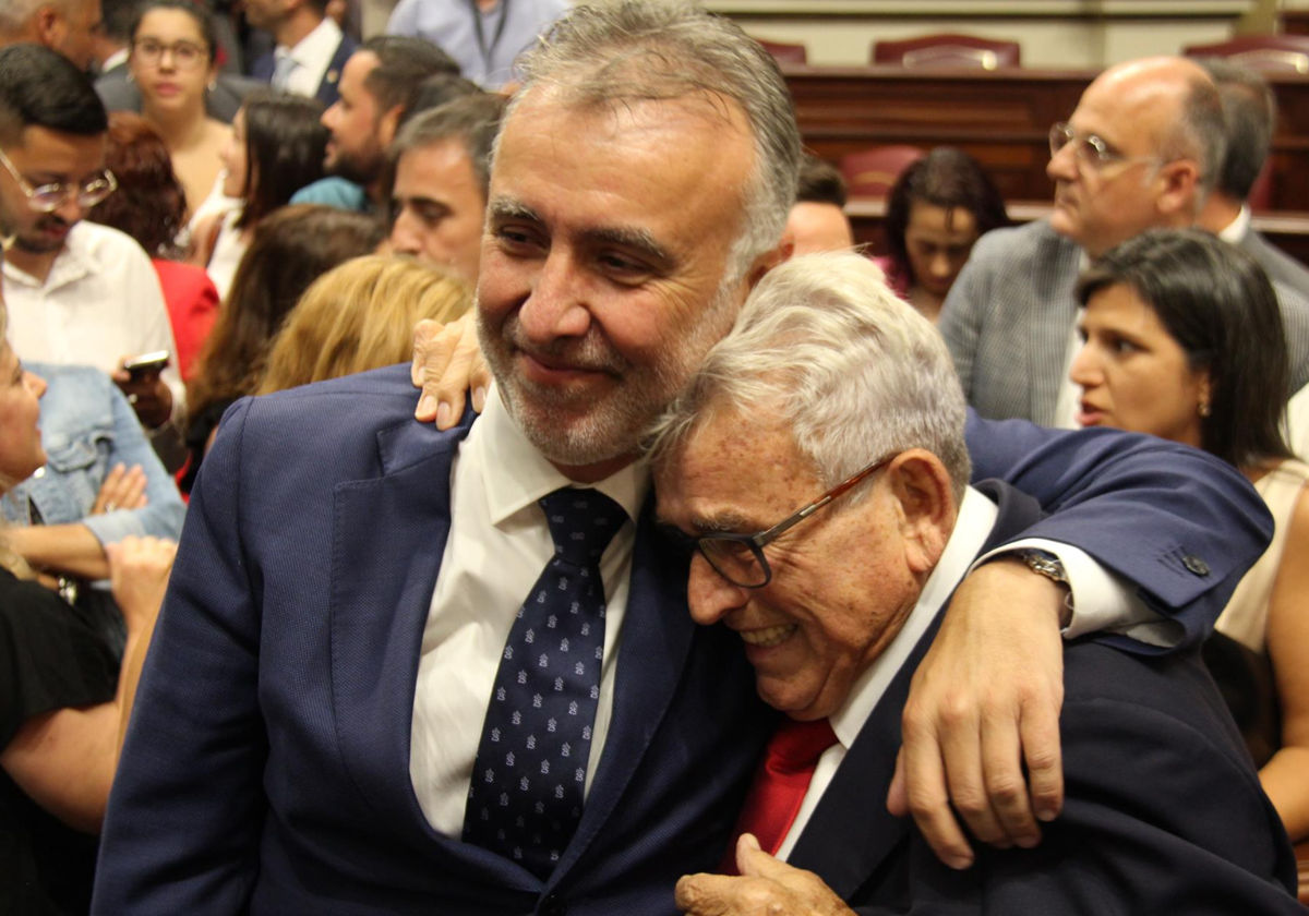 Ángel Víctor Torres, abraza a su padre tras haber logrado la investidura para ser entonces presidente de Canarias en 2019