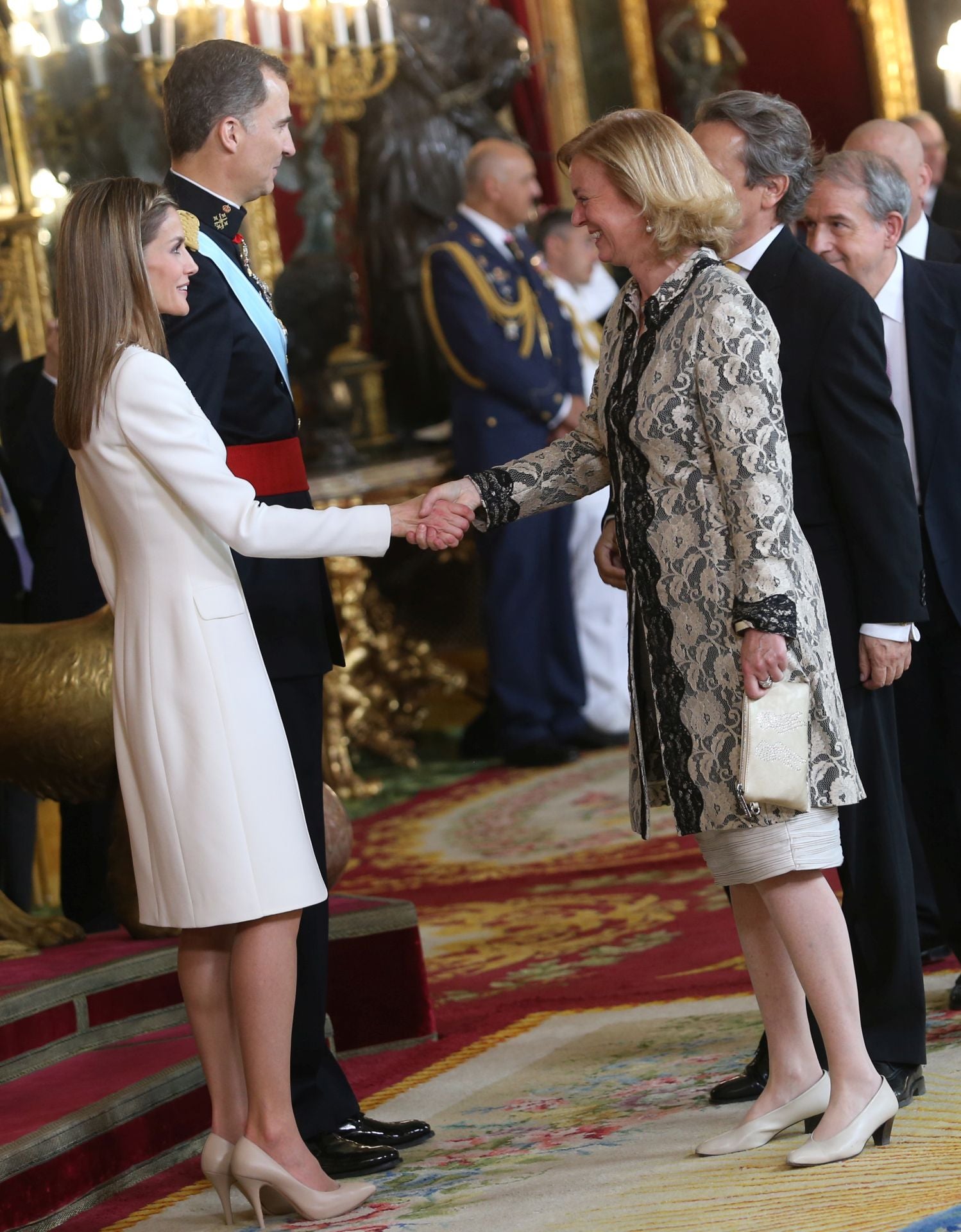 La entonces presidenta-editora de ABC, Catalina Luca de Tena, presentó también sus respetos a los nuevos Reyes de España en la recepción que tuvo lugar en el Palacio Real tras la proclamación de Felipe VI en el Congreso de los Diputados.