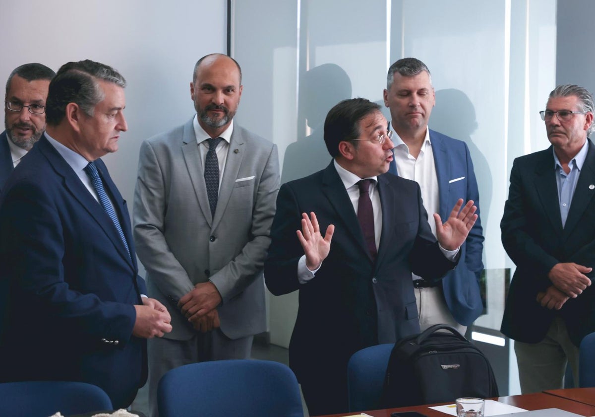 Albares, con Antonio Sanz y algunos de los alcaldes del Campo de Gibraltar, este martes en Algeciras