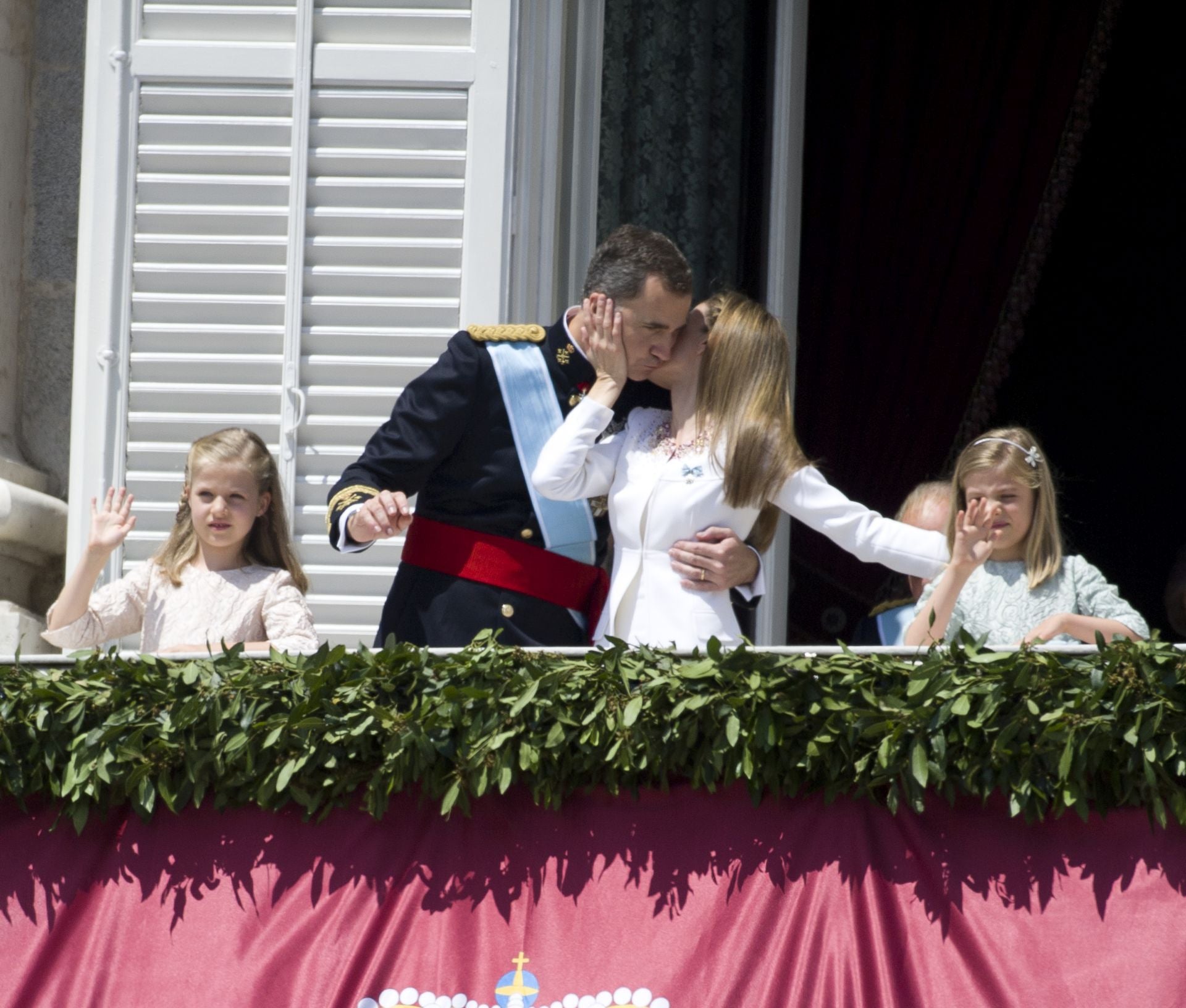 Doña Letizia besó a Don Felipe mientras saludaban a los ciudadanos españoles desde el palco central del Palacio Real. Durante la ceremonia de proclamación, los gestos de cariño y miradas cómplices entre los Reyes y de estos hacia sus hijas fueron constantes. Aquel día, los españoles pudieron ser testigos de numerosas escenas de afecto entre los miembros de la Familia Real.