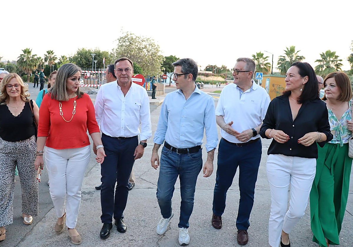Félix Bolaños, en el centro, rodeado de alcaldes y dirigentes del PSOE en Villafranca de Córdoba