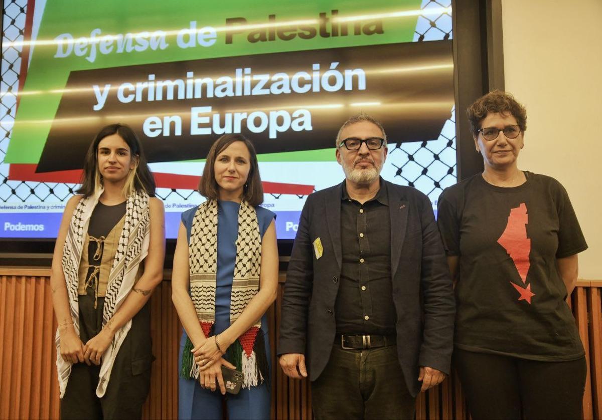 De izquierda a derecha: Miriam Ojeda, integrante de Samidoun España; Ione Belarra, secretaria general de Podemos; Ghassan Abu Sitta, rector de la Universidad de Glasgow y cirujano reconstructivo en Gaza; y Jaldía Abubakra, del Movimiento de Mujeres Palestinas Al-Karama