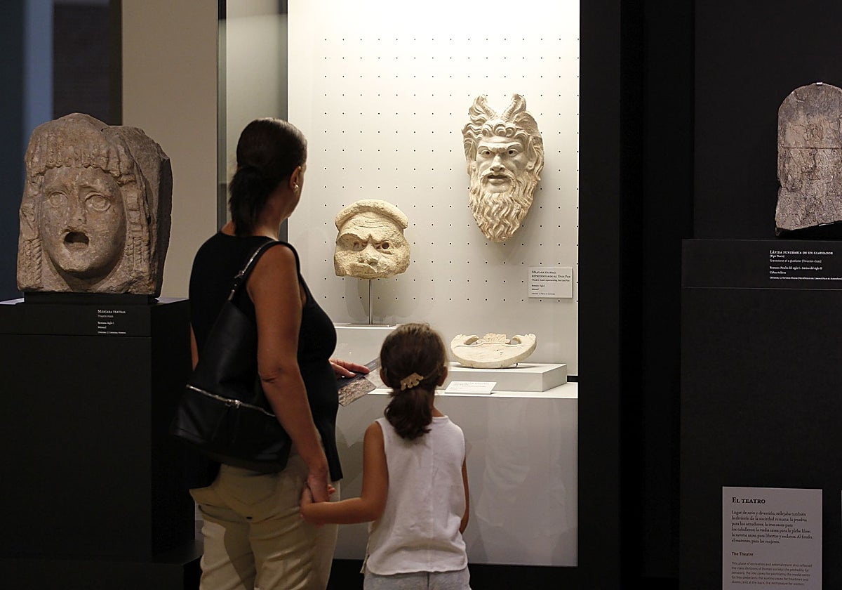 Visitantes en el Museo Arqueológico de Córdoba