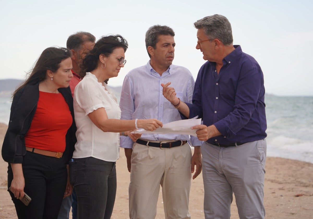 Carlos Mazón, junto a afectados por la Ley de Costas, durante su visita de este martes.