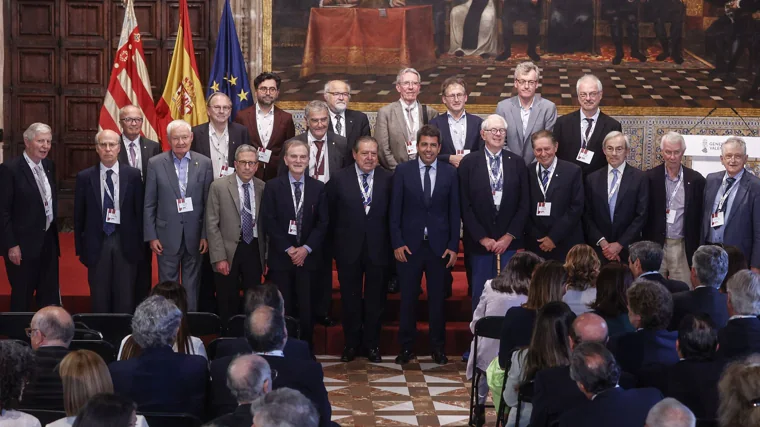 Imagen del presidente de la Generalitat Valenciana, Carlos Mazón, y el presidente de la Fundación Premios Rei Jaume I, Vicente Boluda, este martes, junto a parte del jurado de los galardones