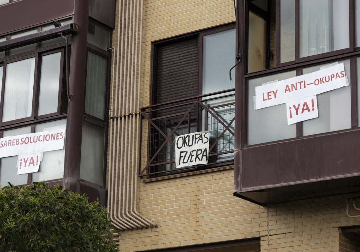 Imagen de archivo de un edificio con carteles contra los okupas