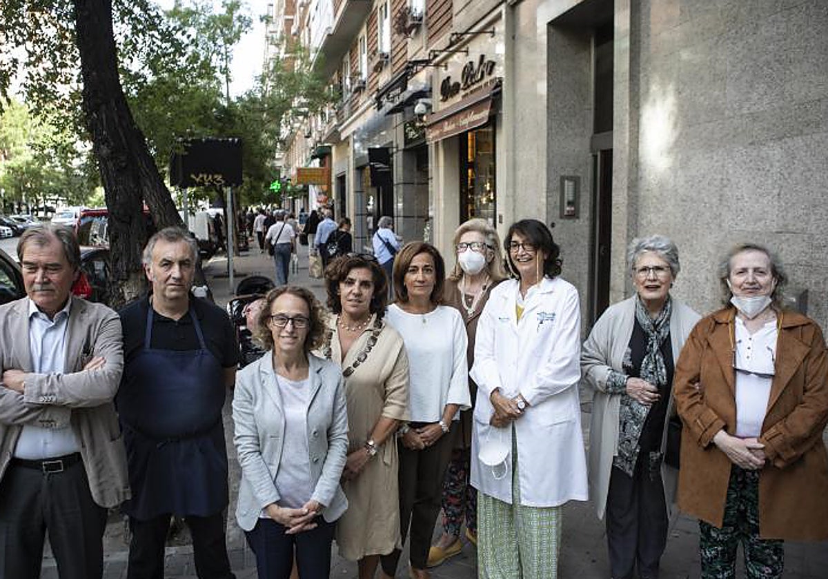 Un grupo de vecinos protesta contra la construcción de un parking en el entorno del Bernabéu