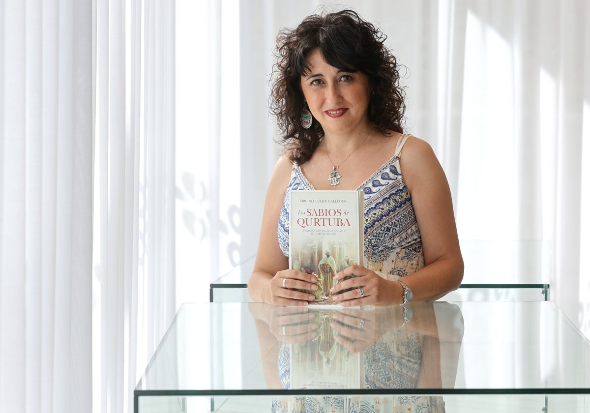 Virginia Luque con su obra en las manos en la Biblioteca Grupo Cántico