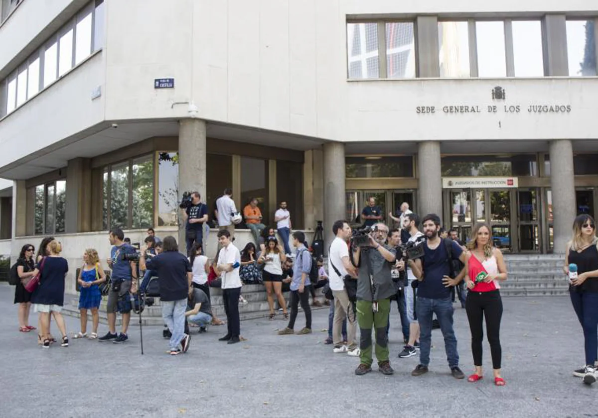 Decenas de periodistas a las puertas de los Juzgados de Plaza de Castilla