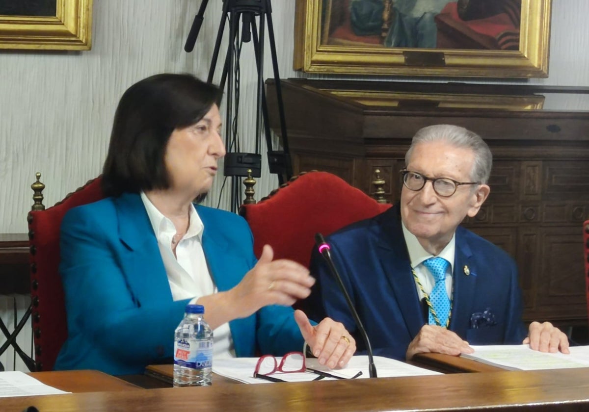 Pilar Bermejo, vicerrectora de la Universidad de Santiago de Compostela, y Jaime Gil Aluja, presidente de la Real Academia de Ciencias Económicas y FInancieras