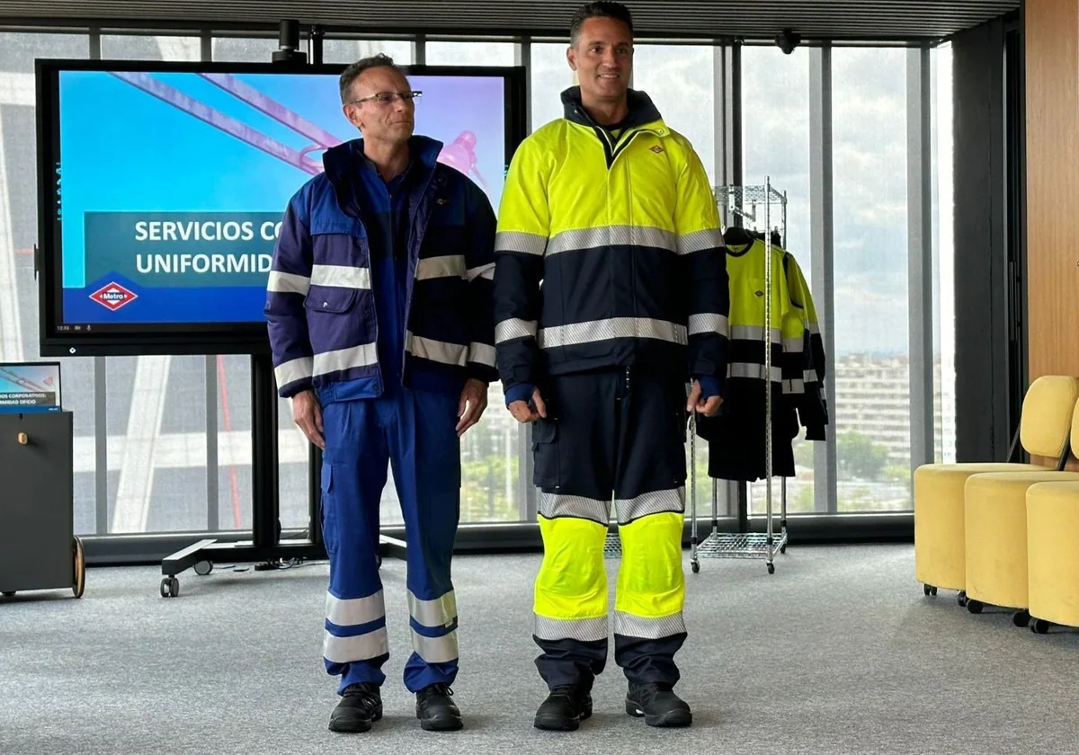 El nuevo uniforme del personal de oficios (izq., en azul), junto al que se ha usado hasta ahora (dcha, en amarillo)