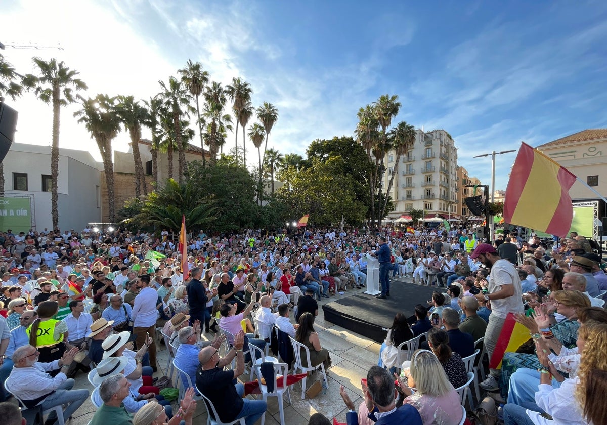 Público congregado en la calle Alcazabilla de Málaga para escuchar al líder de Vox