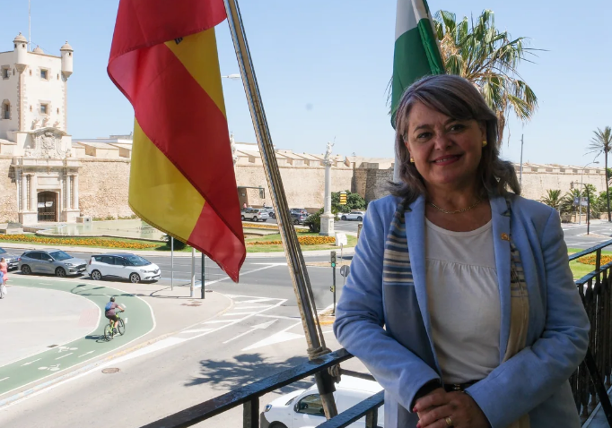 Blanca Flores, subdelegada del Gobierno en Cádiz, en el balcón de su despacho
