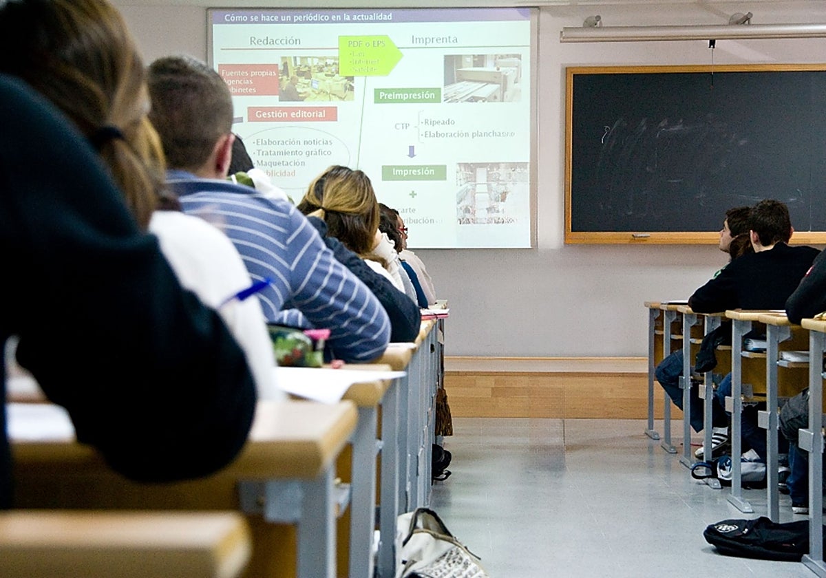 Estudiantes de la Universidad de Sevilla durante una clase
