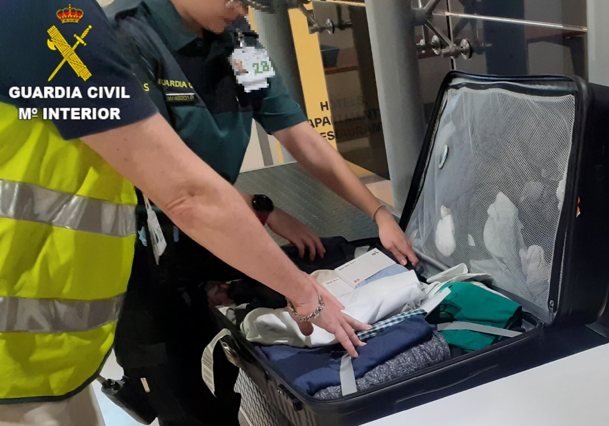 Imagen de la maleta del detenido por tráfico de drogas en el aeropuerto de Valencia