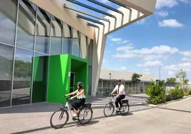 Bicicletas eléctricas para los profesores, energía solar y recogida de agua de lluvia: la sostenibilidad se abre paso en colegios de Murcia
