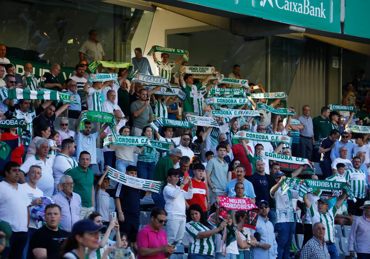 Aficionados del Córdoba CF muestran sus bufandas en el último partido