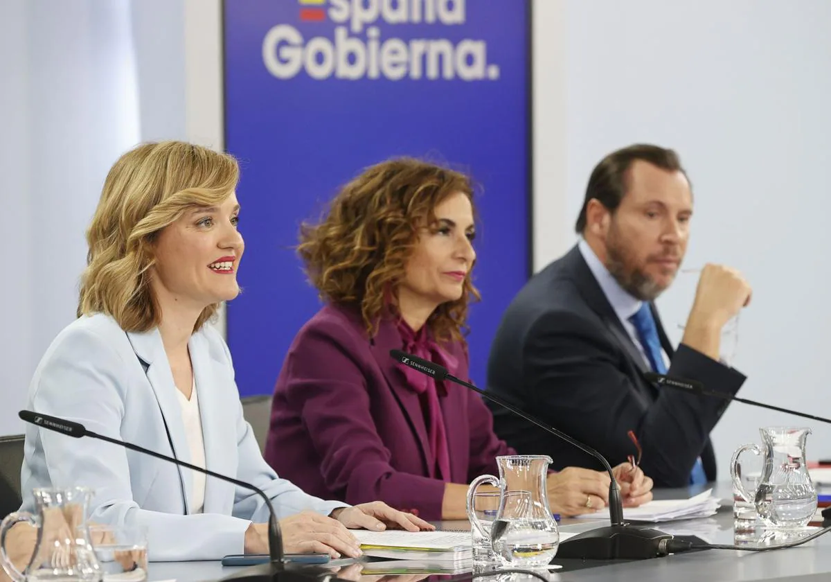 Pilar Alegría, con María Jesús Montero y Óscar Puente, durante la rueda de prensa posterior al Consejo de Ministros que va a denunciar el PP