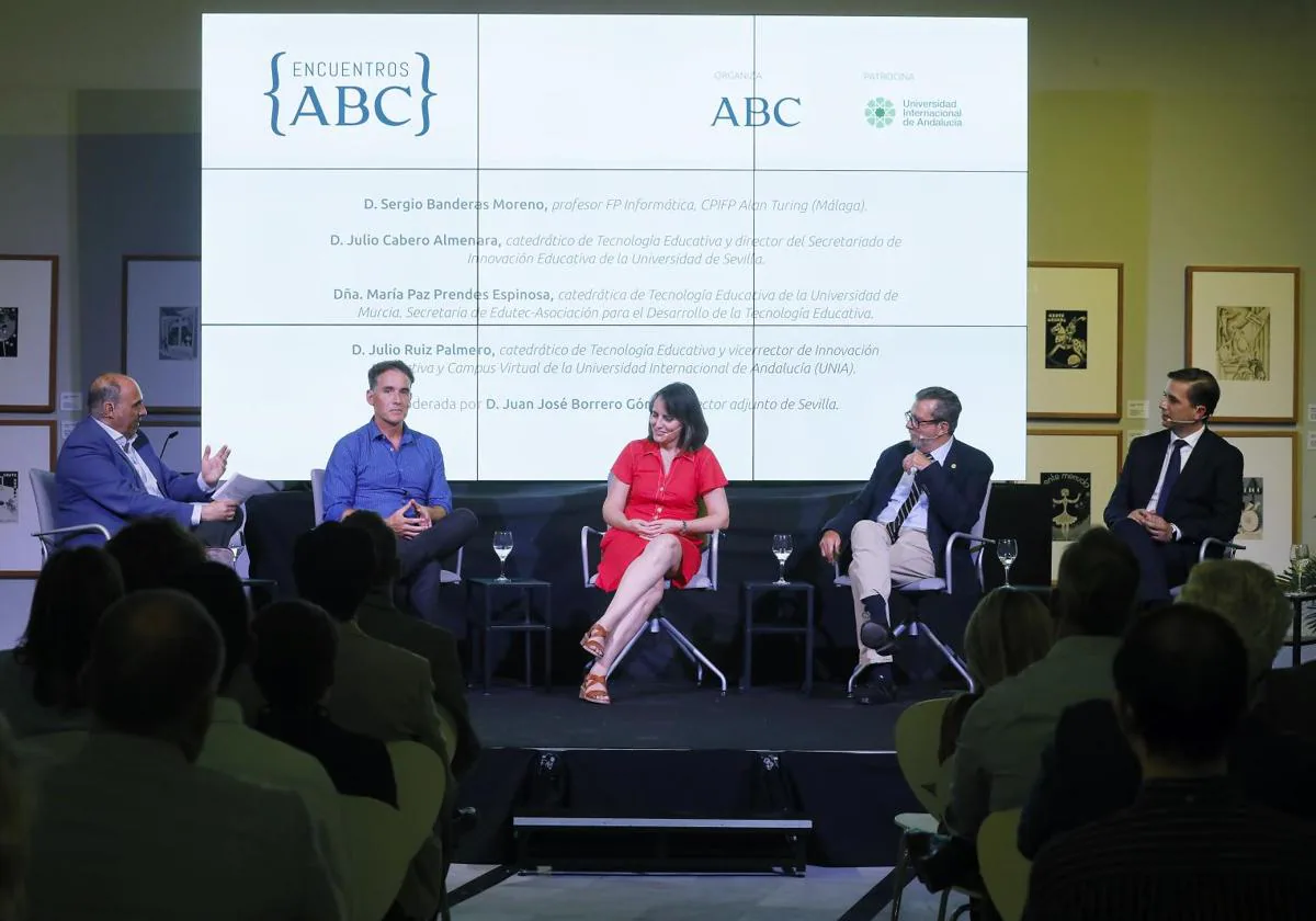 Los ponentes de la Mesa Redonda junto al moderador, el director adjunto de torrevieja news today Juan José Borrero (primero por la izquierda)